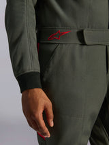 Alpinestars GP Race V3 Suit FIA, tuta da auto, Antracite Rosso, primo piano della cintura regolabile in vita con logo ricamato rosso e polsino della manica a coste nero su tessuto twill testurizzato