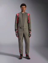 Alpinestars GP Race V3 Suit FIA, tuta da auto, antracite e rosso, indossata da un modello con guanti e stivali coordinati, con spalline rosse e loghi, abbigliamento professionale da motorsport per guida sportiva