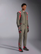 Alpinestars GP Race V3 Suit FIA, tuta da corsa auto antracite e rosso, indossata con guanti e scarpe da corsa abbinati, con spalline e loghi rossi, elegante design tecnico a due strati per il motorsport