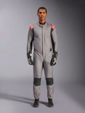 Alpinestars Hypertech V3 Suit, tuta da corsa professionale in grigio medio, nero e rosso fluo, indossata da un modello con guanti e scarpe da corsa neri, caratterizzata da una vestibilità atletica, accenti rosso fluo sulle spalle e pannelli neri su ginocchia e fianchi.