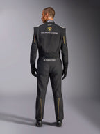 Alpinestars Edizione Limitata Lamborghini GP Tech V4 Suit FIA, tuta da corsa automobilistica, nera con accenti oro e argento, vista posteriore con marchio Lamborghini Squadra Corse, logo Alpinestars e bordini dorati su maniche e gambe, abbigliamento tecnico professionale