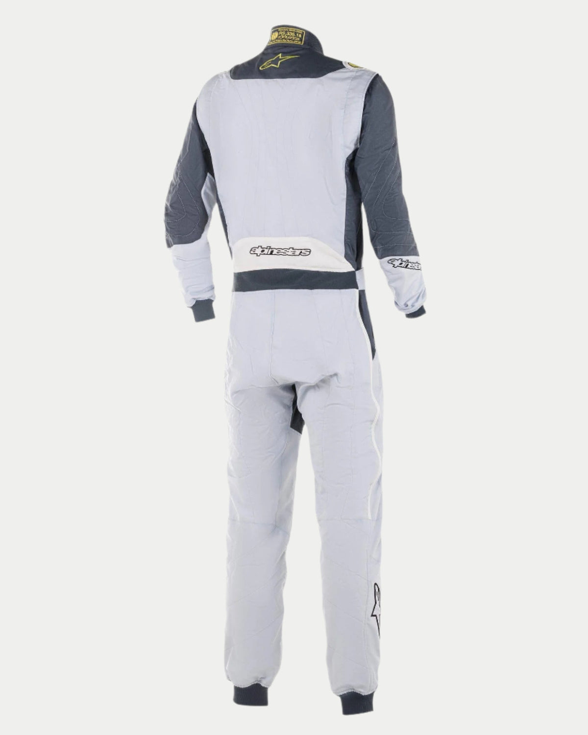 Tuta Alpinestars GP Pro Comp, tuta professionale da auto, argento e grigio asfalto, vista posteriore che mostra il corpo principale grigio chiaro, inserti grigio scuro sulle spalle, pannello bianco sulla parte inferiore della schiena con logo Alpinestars e dettagli giallo lime sul colletto