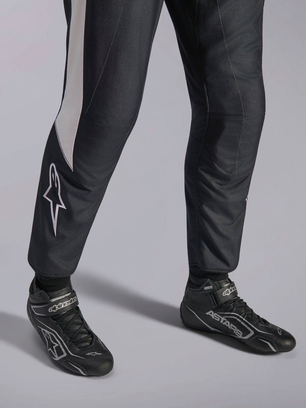 Alpinestars Tuta GP Pro Comp V2 FIA, tuta da corsa auto nera e bianca con stivali da corsa professionali ASTARS coordinati