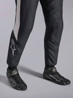 Alpinestars Tuta GP Pro Comp V2 FIA, tuta da corsa auto nera e bianca con stivali da corsa professionali ASTARS coordinati