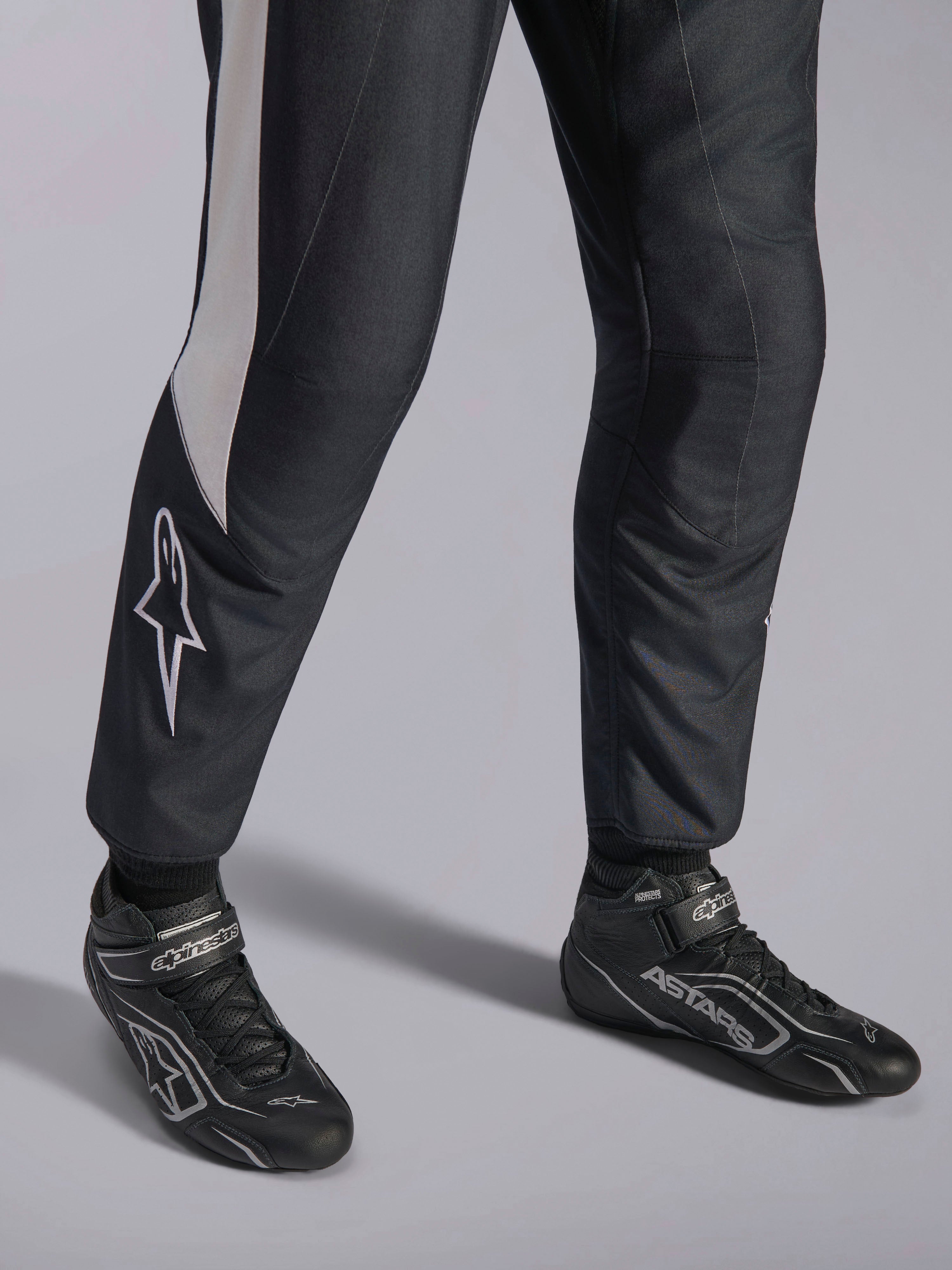 Alpinestars Tuta GP Pro Comp V2 FIA, tuta da corsa auto nera e bianca con stivali da corsa professionali ASTARS coordinati