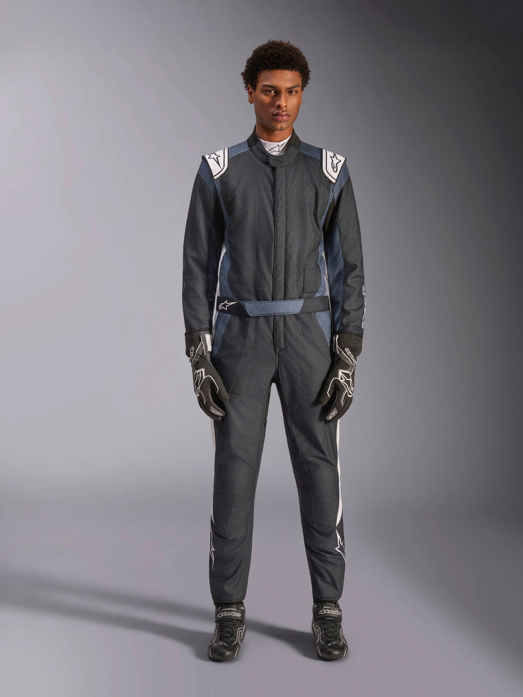 Alpinestars Tuta GP Pro Comp V2 - FIA, tuta da corsa professionale da uomo, nero e asfalto, ideale per la guida in circuito.