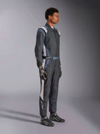 Alpinestars Tuta GP Pro Comp V2 FIA, tuta da corsa per uomo, nero, asfalto e bianco, vista di profilo laterale su modello con guanti e scarpe racing, certificata FIA per motorsport professionale