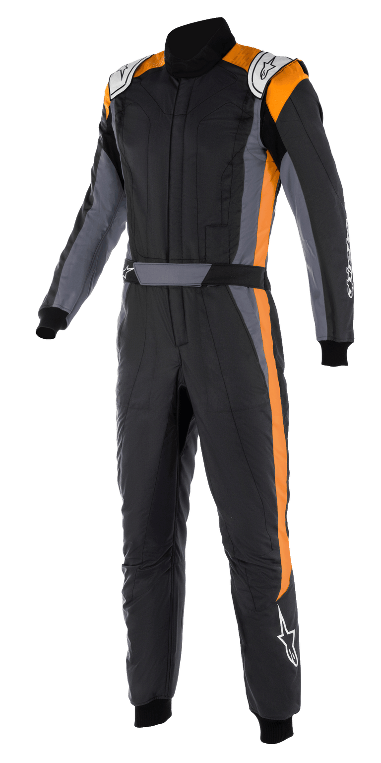 Tuta Alpinestars GP Pro Comp V2 FIA, tuta intera da corsa auto, nero asphalt e arancione fluo, con pannelli laterali grigi e accenti verticali arancioni, loghi Alpinestars bianchi sulle spalle e sulla parte inferiore della gamba, design professionale per il motorsport