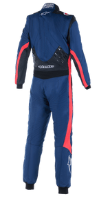 Alpinestars GP Pro Comp V2 FIA Suit, vista posteriore di tuta intera da corsa auto, blu navy con accenti neri e rossi, con pannelli grip in silicone sulla parte bassa della schiena, strisce da corsa rosse su maniche e gambe e marchio Alpinestars bianco, attrezzatura professionale ad alte prestazioni