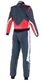 Tuta Alpinestars GP Pro Comp V2 FIA, tuta da auto racing, asfalto rosso e bianco, vista posteriore con pannelli rossi sulla parte inferiore della schiena e sulle spalle, dettagli bianchi sui lati e logo Alpinestars