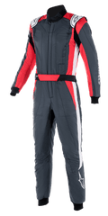 Alpinestars GP Pro Comp V2 FIA Suit, tuta da corsa automobilistica, grigio asfalto con dettagli rossi e bianchi, dotata di collo alto, cintura rossa integrata e strisce laterali bianche, abbigliamento protettivo professionale per motorsport