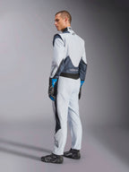 Alpinestars Tuta GP Pro Comp V2 FIA, tuta da corsa auto da uomo, argento e blu, con pannelli elastici posteriori.