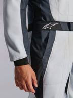 Alpinestars tuta GP Pro Comp V2 - FIA, tuta da corsa auto da uomo, argento e asfalto, con cintura logata e tasca laterale