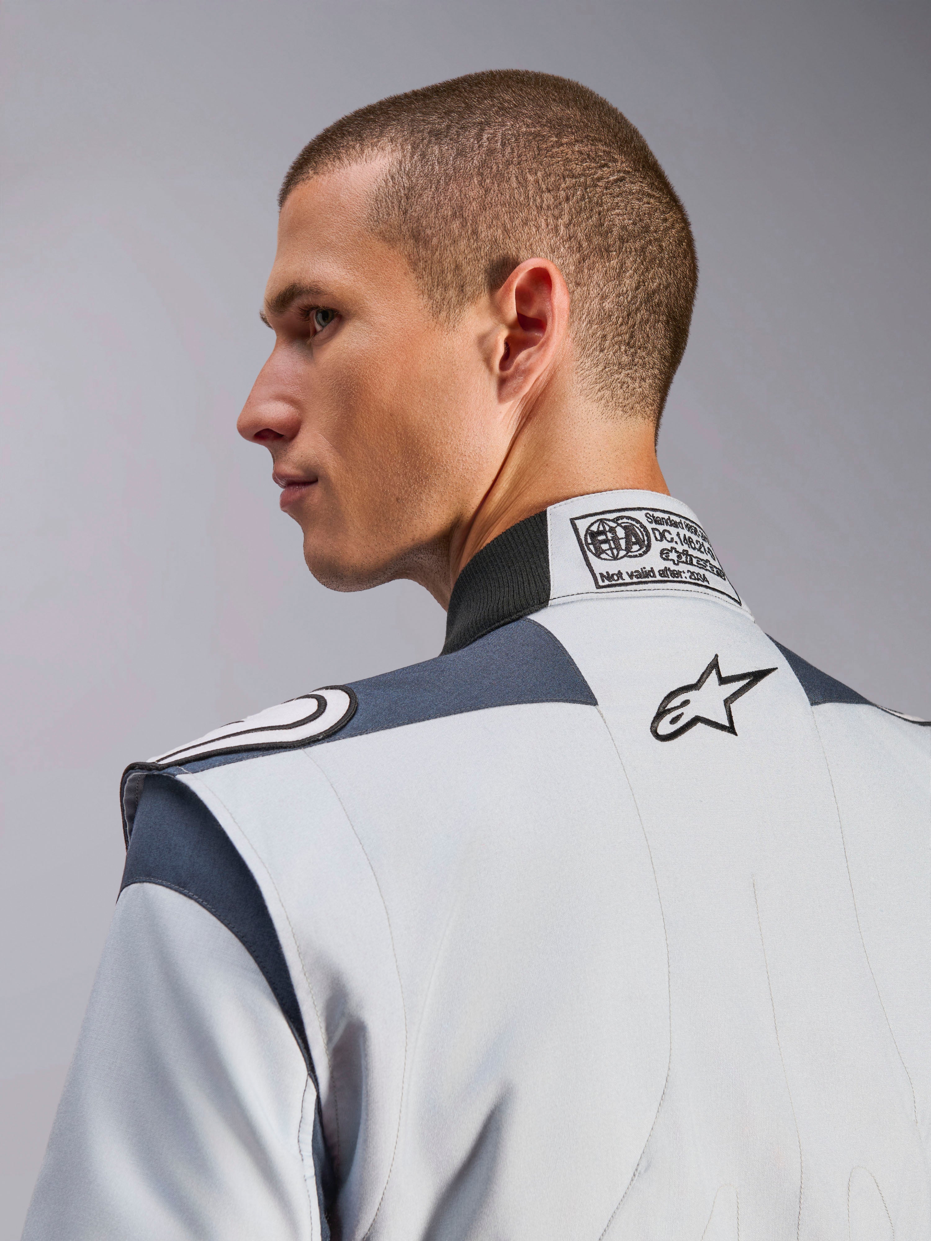 Alpinestars tuta GP Pro Comp V2 FIA, tuta da corsa da uomo, argento e grigio, retro con logo ricamato e certificazione FIA.