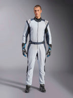Alpinestars Tuta GP Pro Comp V2 FIA, tuta da corsa auto uomo, argento, blu e asfalto, in fibra aramidica, certificata FIA, indossata da un modello.