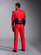 Vista posteriore completa della tuta da gara Alpinestars GP Pro Comp V2 FIA, rosso e nero, con pannelli in mesh nero traspirante sulle spalle e sulla parte bassa della schiena, logo Alpinestars bianco, indossata con guanti e stivali da gara coordinati, equipaggiamento professionale da pilota