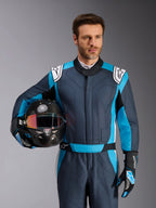 Tuta Alpinestars GP Pro Comp V2 - FIA, tuta da auto racing da uomo, grigio asfalto, ciano e bianco, indossata con casco.