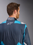 Alpinestars Tuta GP Pro Comp V2 - FIA da uomo, grigio asfalto e ciano, con logo bianco ed etichetta FIA sul colletto.