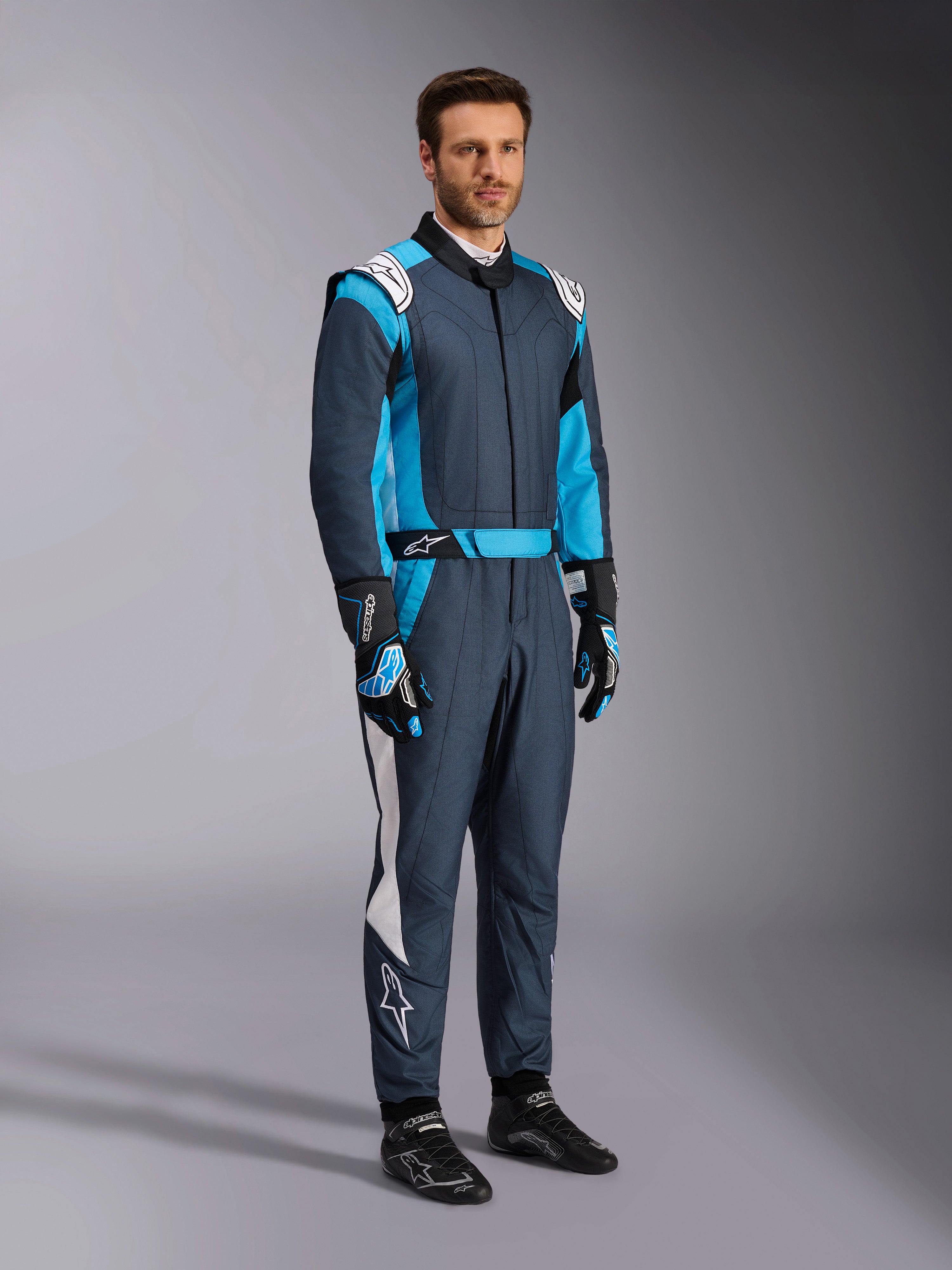 Alpinestars tuta GP Pro Comp V2 FIA, equipaggiamento professionale da auto racing asfalto e ciano, per uomo.