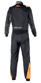 Tuta Alpinestars Atom FIA Graphic, vista posteriore di una tuta intera da auto racing, nero e antracite con accenti arancione fluo su spalle e polpacci, dettagli della certificazione FIA sul colletto e logo Alpinestars sulla parte bassa della schiena.