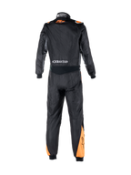 Alpinestars Tuta Atom Graphic, tuta intera da corsa auto certificata FIA, nero e arancione fluo, vista posteriore con pannello elasticizzato in vita, loghi del brand e struttura ignifuga in aramide.
