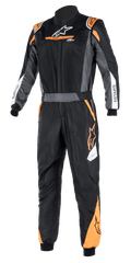 Tuta Alpinestars Atom FIA Graphic, nero e antracite con dettagli arancione fluo, tuta da corsa automobilistica intera certificata FIA, collo alto, logo ASTARS sulle maniche, abbigliamento professionale per motorsport e competizioni in pista