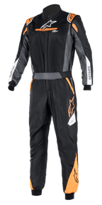 Tuta Alpinestars Atom FIA Graphic, nero e antracite con dettagli arancione fluo, tuta da corsa automobilistica intera certificata FIA, collo alto, logo ASTARS sulle maniche, abbigliamento professionale per motorsport e competizioni in pista