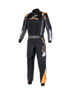 Alpinestars Tuta Atom Graphic, tuta intera da gara auto FIA in nero, antracite e arancione fluo, vista frontale con struttura aramidica ignifuga, cintura in vita e logo ASTARS.