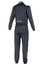 Alpinestars Atom FIA Suit, tuta da corsa auto, vista posteriore in nero, con branding Alpinestars bianco sulla parte bassa della schiena e sul polpaccio destro, etichetta di omologazione FIA sul colletto, costruzione tessile monopezzo per la sicurezza professionale nel motorsport