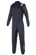 Alpinestars Atom FIA Suit, tuta da corsa auto nera, design a pezzo unico con loghi Alpinestars bianchi sulle spalle e sulla gamba sinistra, collo alto con polsini a costine e cintura in vita, abbigliamento professionale per motorsport e corse