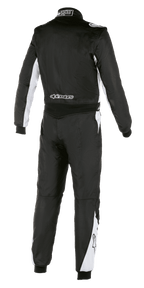 Tuta Alpinestars Atom FIA, tuta da gara automobilistica, nero e argento, vista posteriore, con dettagli bianchi su maniche e gambe, logo Alpinestars sulla parte bassa della schiena, robusta costruzione in aramide per motorsport professionale