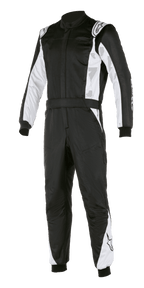 Alpinestars Atom FIA Suit, tuta da corsa automobilistica, nero e argento, con pannelli bianchi su maniche e gambe, spalline, cintura in vita e polsini a costine, design professionale per motorsport certificato FIA