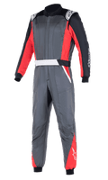 Alpinestars Atom FIA Suit, tuta da corsa professionale, grigio antracite con pannelli rossi e neri, spalline bianche e loghi, costruzione a due strati per la protezione dal calore e dalle fiamme