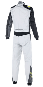 Tuta Alpinestars Atom FIA, tuta da corsa auto, argento, antracite e giallo fluo, vista posteriore con maniche nere e pannello in vita, marchio Alpinestars sulla parte bassa della schiena, loghi a stella gialli sulla parte inferiore delle gambe, abbigliamento da motorsport certificato FIA