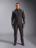 Tuta Alpinestars KMX-5 V3, tuta da karting, Nero Dark Shadow, vista a figura intera di un modello che indossa la tuta con guanti e stivali coordinati, caratterizzata da dettagli grigio scuro e loghi Alpinestars bianchi su spalle e cintura, abbigliamento professionale per sport motoristici.