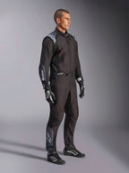 Tuta Alpinestars KMX-5 V3, tuta da kart in nero Dark Shadow, indossata con guanti e scarpe da corsa neri coordinati, dotata di traforazioni tagliate al laser e pannelli in mesh tecnico, elegante design a doppio strato con loghi bianchi per il motorsport professionale