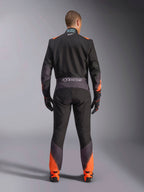 Alpinestars tuta KMX-5 V3, tuta da kart intera uomo, nera e arancione fluo, certificata FIA, vista posteriore con marchio