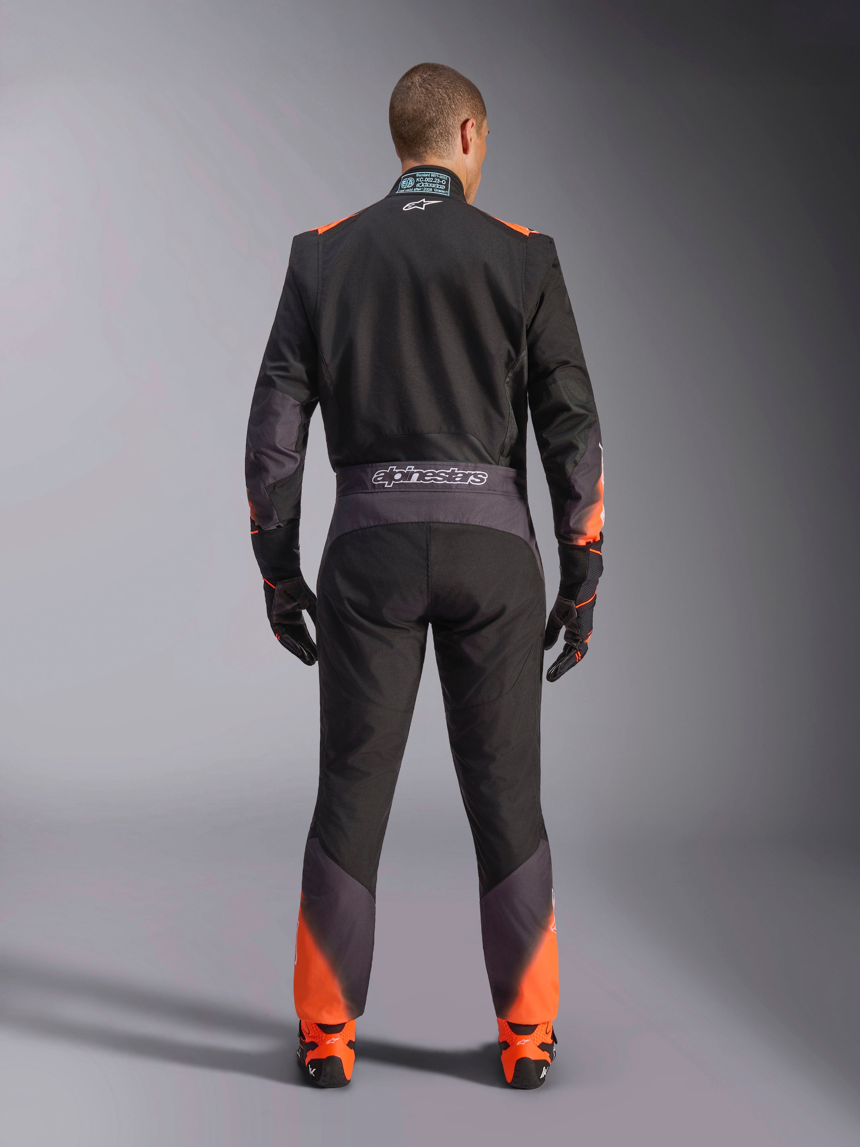 Alpinestars tuta KMX-5 V3, tuta da kart intera uomo, nera e arancione fluo, certificata FIA, vista posteriore con marchio
