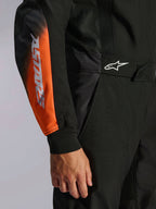Alpinestars Tuta KMX-5 V3, tuta da karting da uomo, nera e arancione fluo, con marchio ASTARS sulla manica e pannelli in mesh tecnico traspirante.