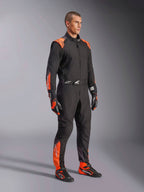 Alpinestars Tuta KMX-5 V3, tuta da karting da uomo, nero e arancione fluo, certificata FIA Grado 1, indossata da un modello.