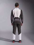 Tuta Alpinestars KMX-5 V3, tuta da karting, bianco, nero e rosso vivace, vista posteriore, tuta da corsa intera con pannelli in mesh traspirante e logo Alpinestars sulla vita, indossata con guanti e stivali da corsa coordinati