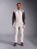 Tuta Alpinestars KMX-5 V3, tuta da kart intera, bianco, nero e rosso brillante, indossata da un modello con guanti e scarpe da corsa coordinati, abbigliamento professionale da motorsport per la guida competitiva di go-kart.