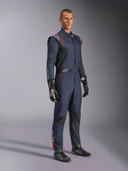 Tuta Alpinestars GP Tech V4, tuta intera da auto racing, blu navy, nero e rosso, indossata da un modello con guanti e stivali da corsa neri, caratterizzata da pannelli neri e profili rossi, abbigliamento professionale per motorsport.