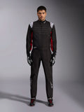 Tuta da kart Alpinestars KMX-9 V3 in nero, rosso e bianco, vista frontale a figura intera di un modello che indossa la tuta intera con guanti e scarpe da corsa coordinati, con loghi Alpinestars bianchi sulle spalle e dettagli rossi.
