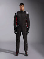Tuta da kart Alpinestars KMX-9 V3 in nero, rosso e bianco, vista frontale a figura intera di un modello che indossa la tuta intera con guanti e scarpe da corsa coordinati, con loghi Alpinestars bianchi sulle spalle e dettagli rossi.