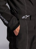 Tuta Alpinestars KMX-9 V3, nero e bianco, vista ravvicinata della cintura regolabile in vita con logo ricamato, tasca laterale, cuciture bianche a contrasto su tessuto nero, dettaglio tecnico della tuta da kart