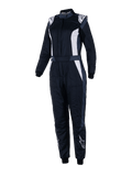 Tuta Alpinestars Stella GP Pro Comp V2, tuta da corsa FIA da donna, nero asfalto e bianco, maniche lunghe con colletto alto, loghi bianchi su spalle e stinchi, cintura regolabile in vita, polsini elastici, design aerodinamico per gare di motorsport professionali