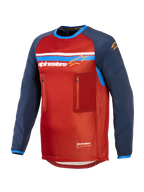 Alpinestars Maxdura Dual Jersey, maglia tecnica da moto adventure, rosso e blu scuro, con busto in rete, due tasche sul petto con cerniera, logo Alpinestars con strisce blu e bianche e maniche lunghe resistenti all'abrasione.