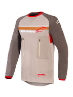 Alpinestars Maxdura Dual Jersey, maglia da moto adventure e dual-sport, Aluminum Walnut e marrone, torso in rete con maniche resistenti all'abrasione, doppie tasche sul petto con cerniera, striscia arancione e logo Alpinestars sul petto, bordo rosso su colletto e polsini