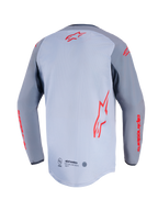 Alpinestars Maxdura Dual Jersey, vista posteriore, grigio medio e grigio scuro, con loghi Alpinestars rossi sul retro e sulle maniche, costruzione del torso in rete e orlo posteriore allungato a coda di rondine.